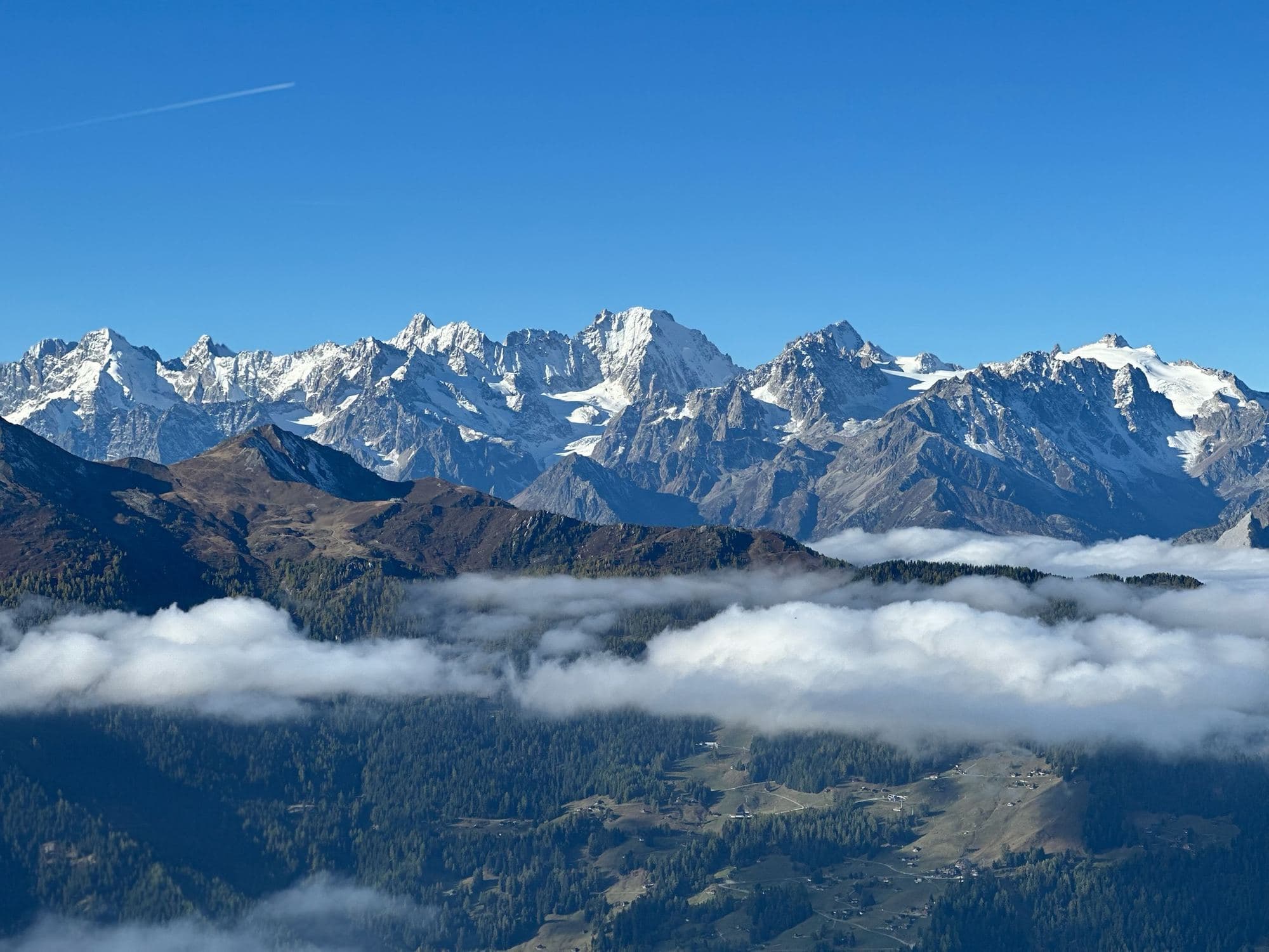 Cime innevate sopra un mare di nuvole